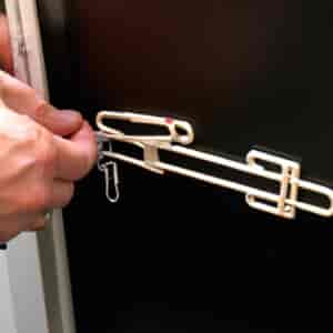 Comment Ouvrir Une Porte Fermée à Clé Avec Un Trombone