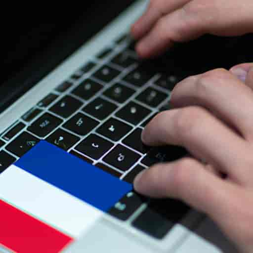 Un clavier d'ordinateur avec un autocollant du drapeau français.