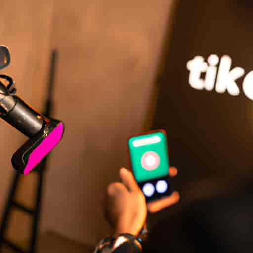 Une personne installant une caméra et des lumières pour un live TikTok