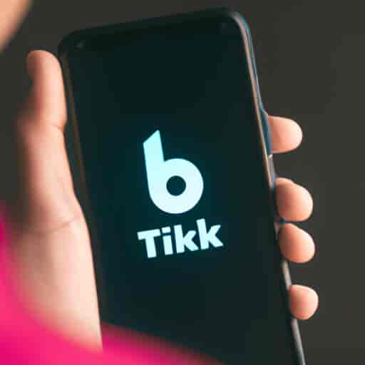 Une personne tenant un smartphone avec l'application TikTok ouverte