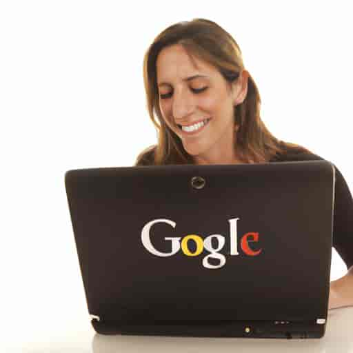 Une femme satisfaite communiquant avec le service client de Google via chat en ligne sur son ordinateur portable