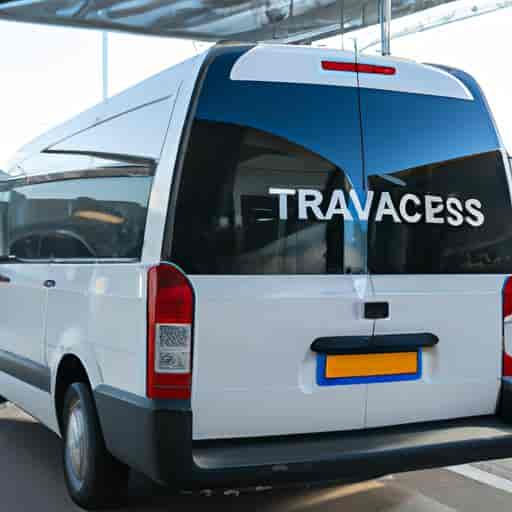 Une camionnette de transfert privé qui attend à l'extérieur de l'aéroport