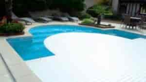 Fabrication de volets roulants sur-mesure pour votre piscine