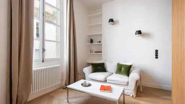 plum guide paris apartment review graphiste