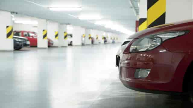 Voiture dans un parking