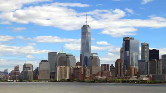 Reflektionsbecken mit One World Observatory im Hintergrund