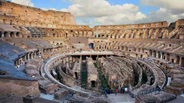 Vue intérieure du Colisée avec vue sur l'arène et l'hypogée