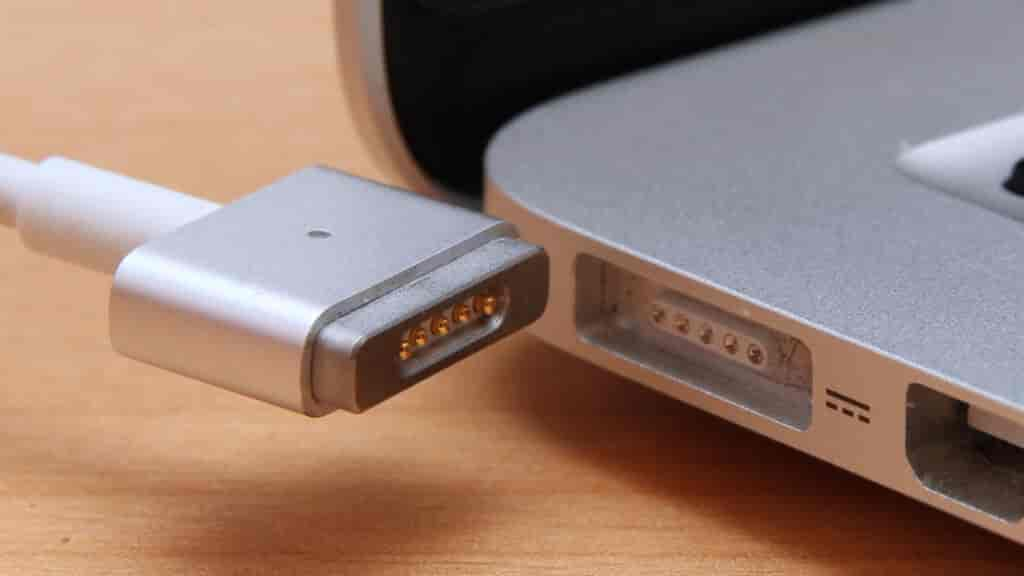 Depuis 2021, les Mac (ici le MacBook Air M2) se chargent de nouveau par MagSafe. // Source : Numerama