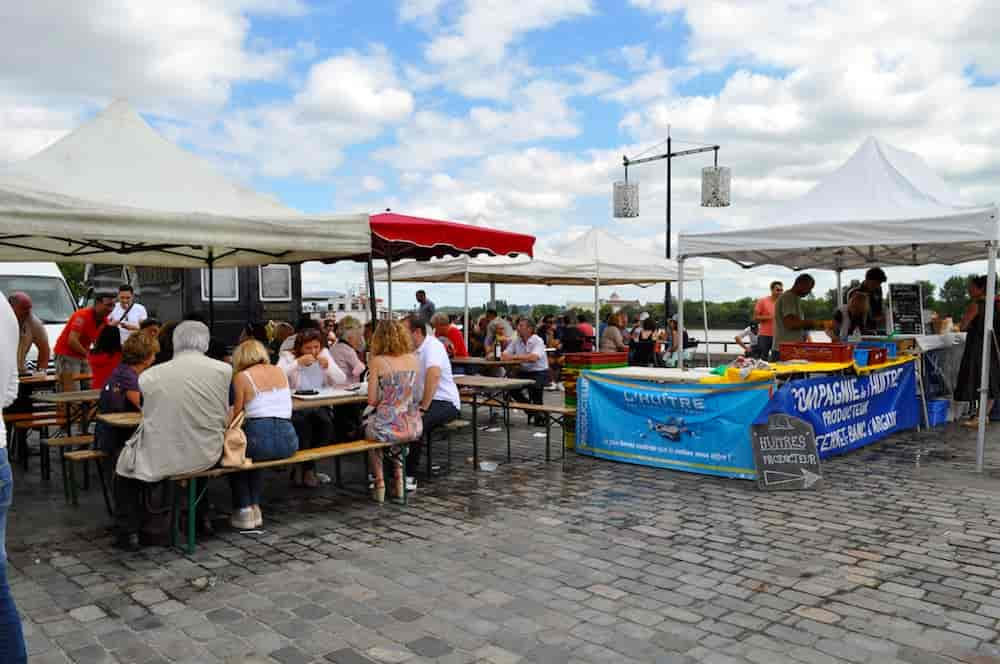 Dégustation d'huîtres au marché des Chartrons