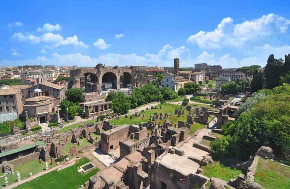 Vue du Forum romain depuis la colline du Palatin. Les deux zones sont facilement accessibles à pied depuis le Colisée.