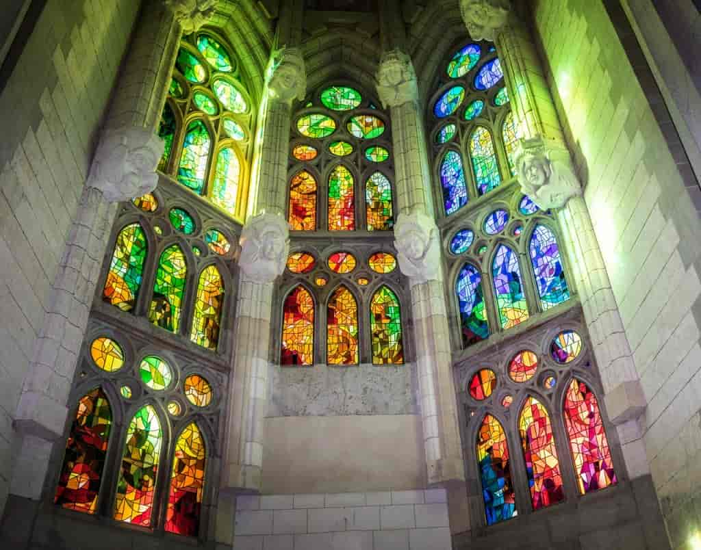 Basilique de la Sagrada Familia à Barcelone avec l'intérieur éclairé en vitraux