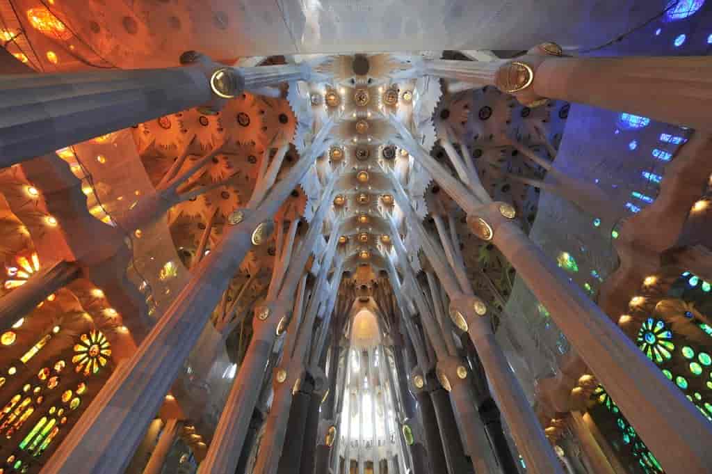 Plafond intérieur de la Sagrada Familia vu d'en bas