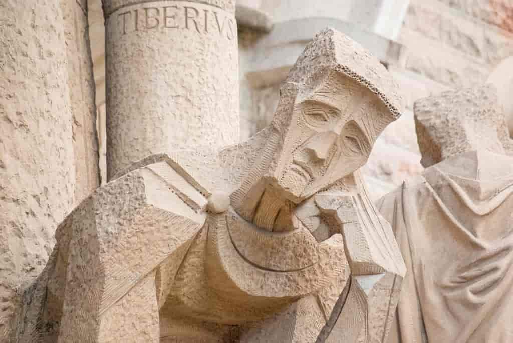 Statue de la Sagrada Familia sculptée dans la façade