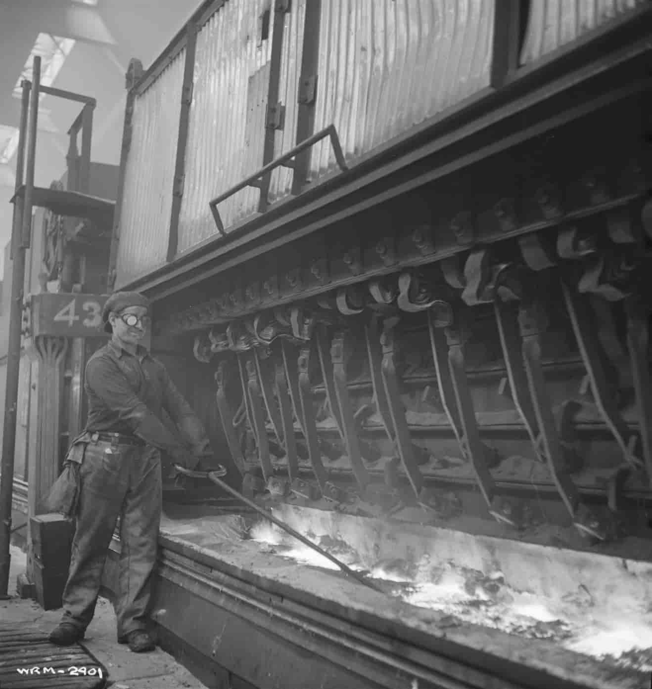 Des ouvriers forent de la bauxite dans des wagons