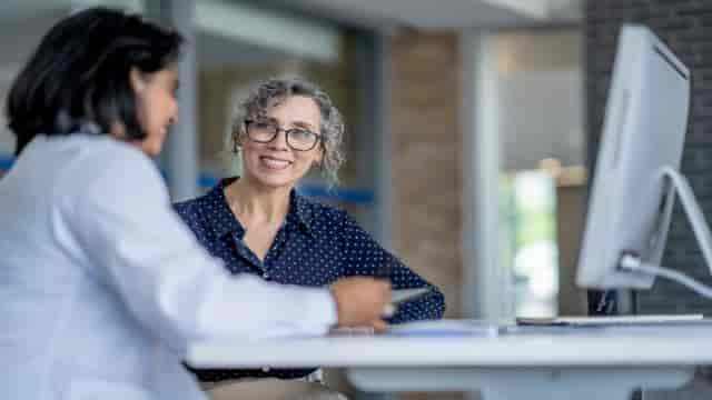 deux femmes dont un docteur discutent ensemble