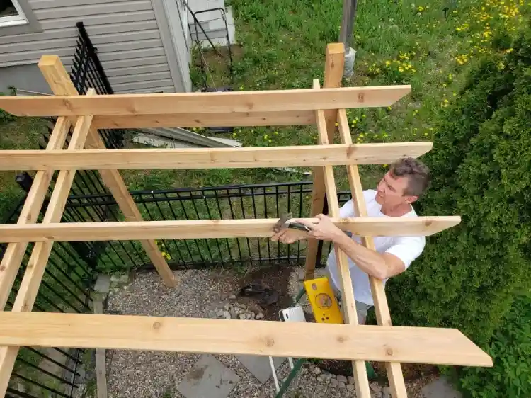 fixer les chevrons pour une pergola en bois