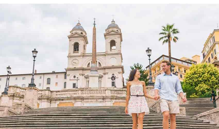 Couple de vacanciers descendant des escaliers à Rome