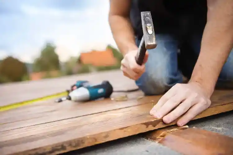 poser les platines pour une pergola en bois