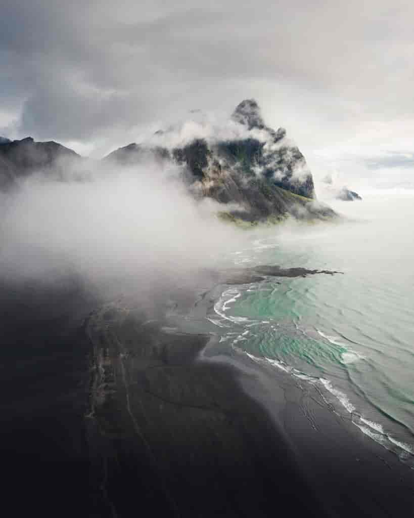 L'une des plus belles plages de sable noir au monde