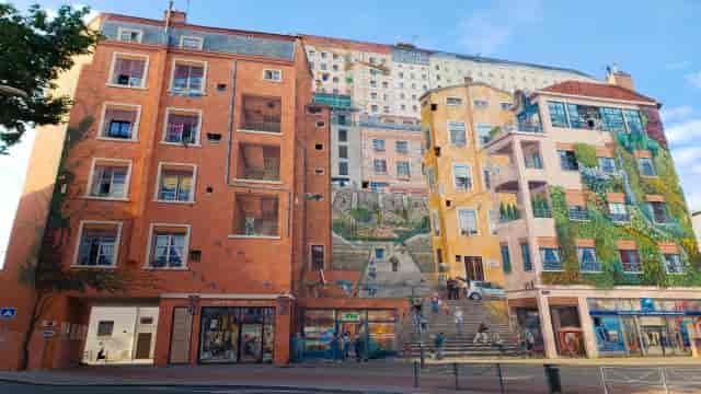 Découvrez des endroits moins visités comme le Mur des Canuts à Croix-Rousse