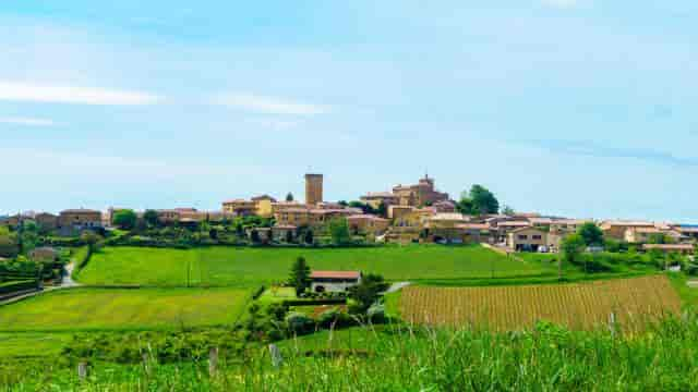 Le village d'Oignt en Beaujolais, France