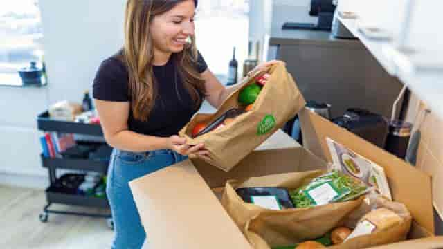 Une famille qui cuisine les produits