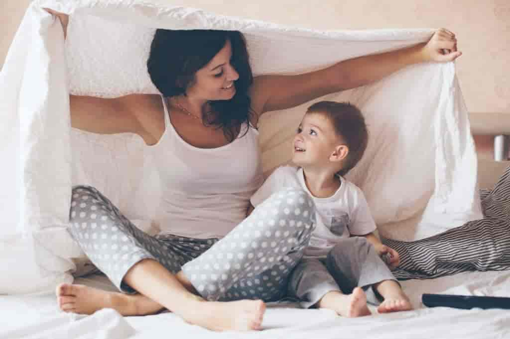 Baby-sitter à domicile jouant avec un petit garçon