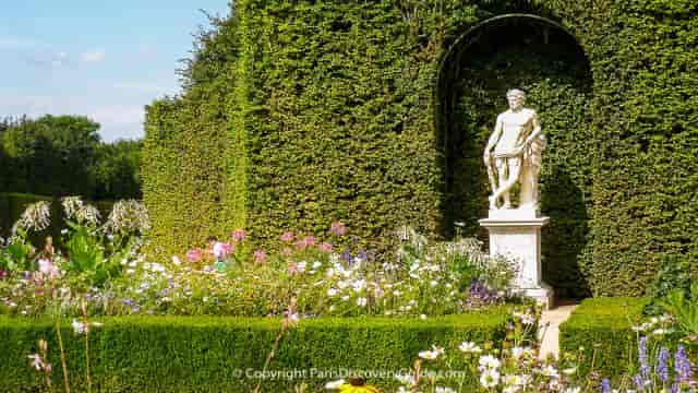 Salle du jardin formel et statue dans les jardins de Versailles