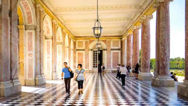 Grand Trianon du Château de Versailles, l'un des arrêts d'une visite guidée