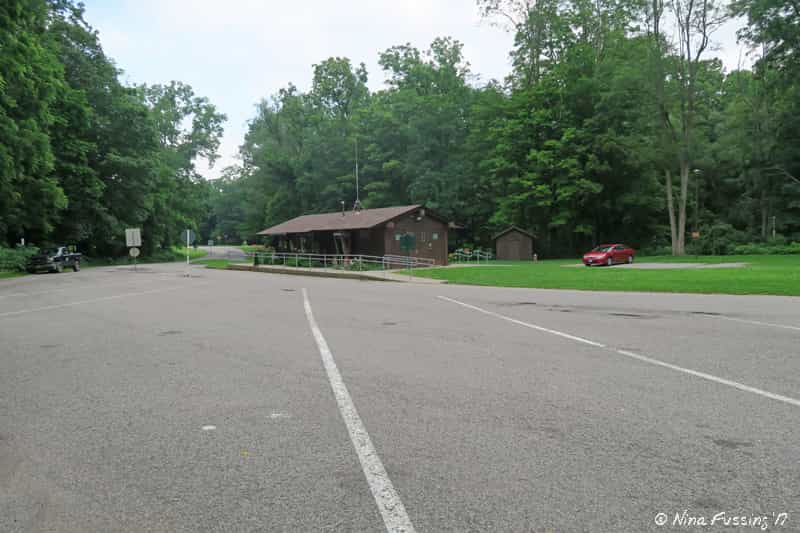 Entrée et bâtiment d'enregistrement du camping. Emplacements de stationnement longs pour votre camping-car ici.