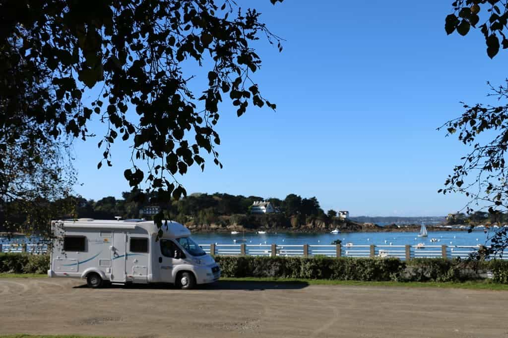 Un camping-car fait une pause sur la côte d’Emeraude.