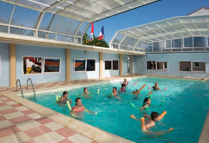 Aquagym dans la piscine couverte de ce camping pas cher