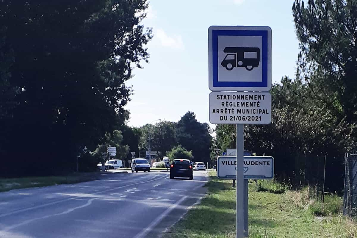 Panneau annonçant la réglementation des camping-cars à Arès-sur-Gironde