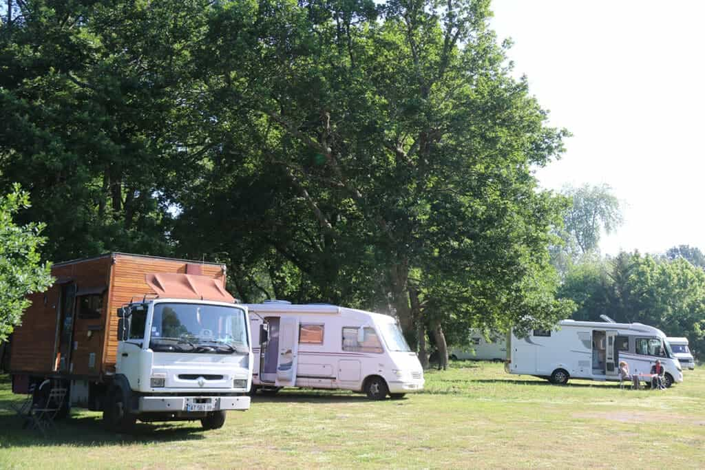 Près de Biscarrosse : deux belles aires divisent les camping-caristes