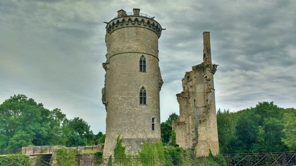 Château en ruine à Mehun-sur-Yèvre, France