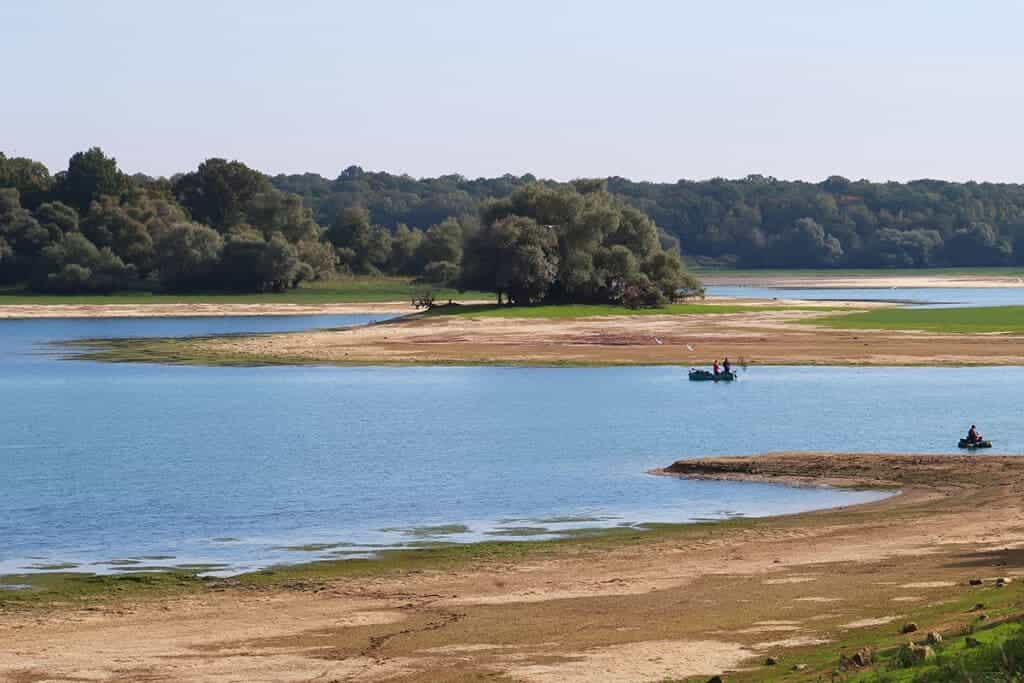 Pêcheurs sur le lac du Der en Champagne-Ardennes