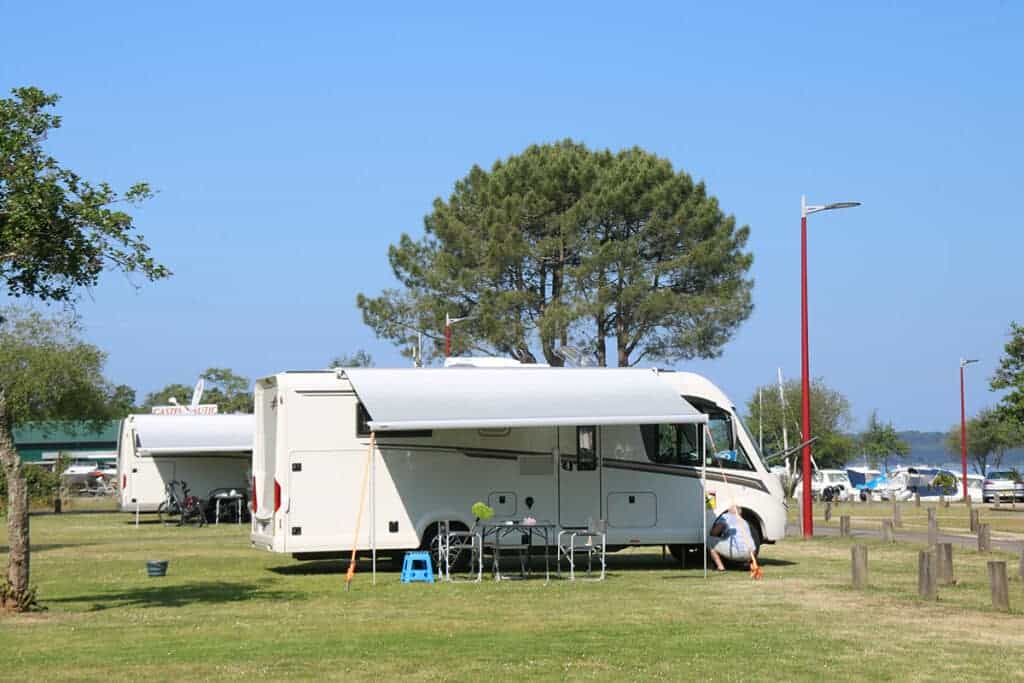 Georges et son intégral Carthago sur l'aire Camping-car park de Gastes dans les Landes