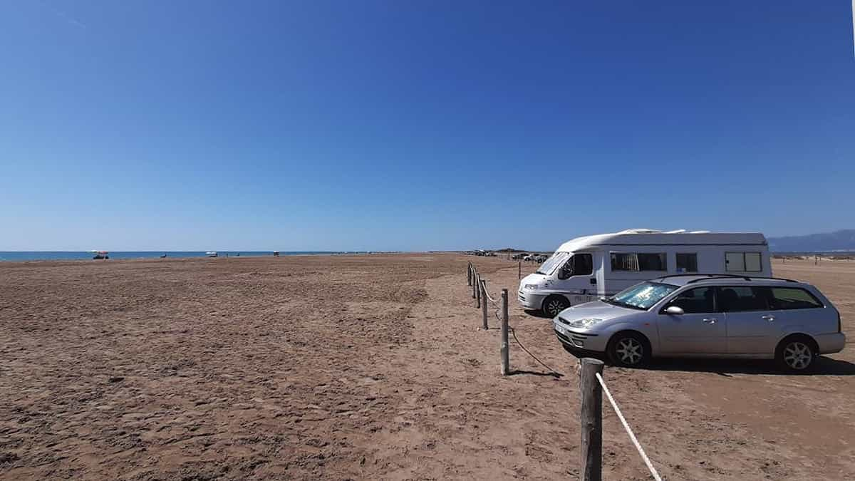 Camping-car à la pompe à essence, en Espagne