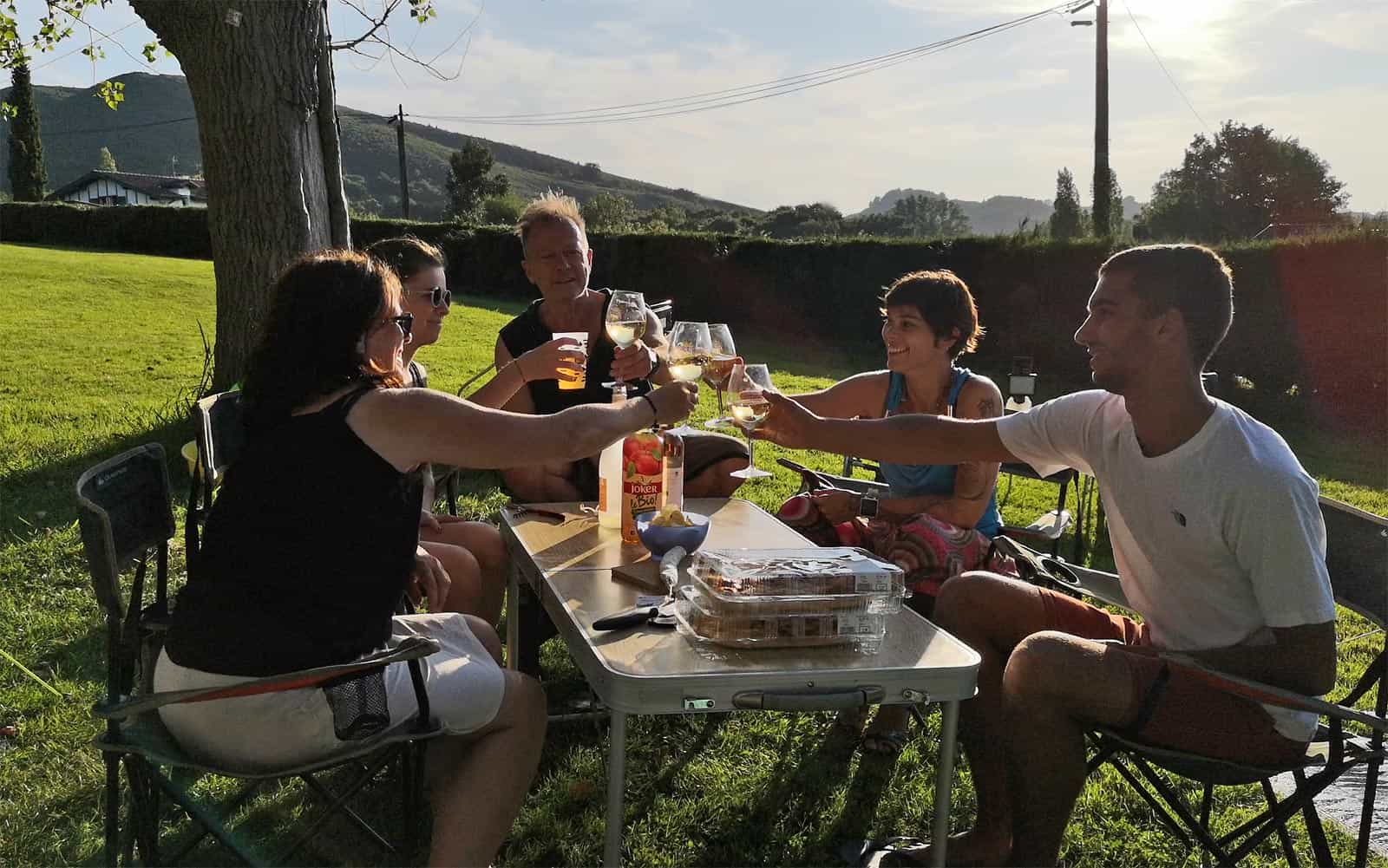 Rencontrez vos voisins et prenez un verre accompagné de charcuteries basques !