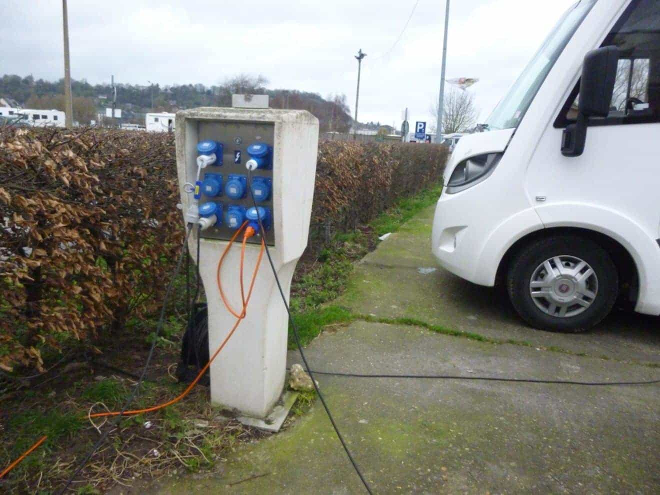 L’électricité disponible dans un camping-car et les raccords et prises indispensables : nous faisons le point