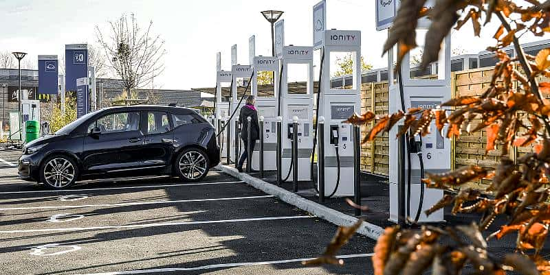 Bornes de recharge électrique sur autoroute: Où en est-on? 