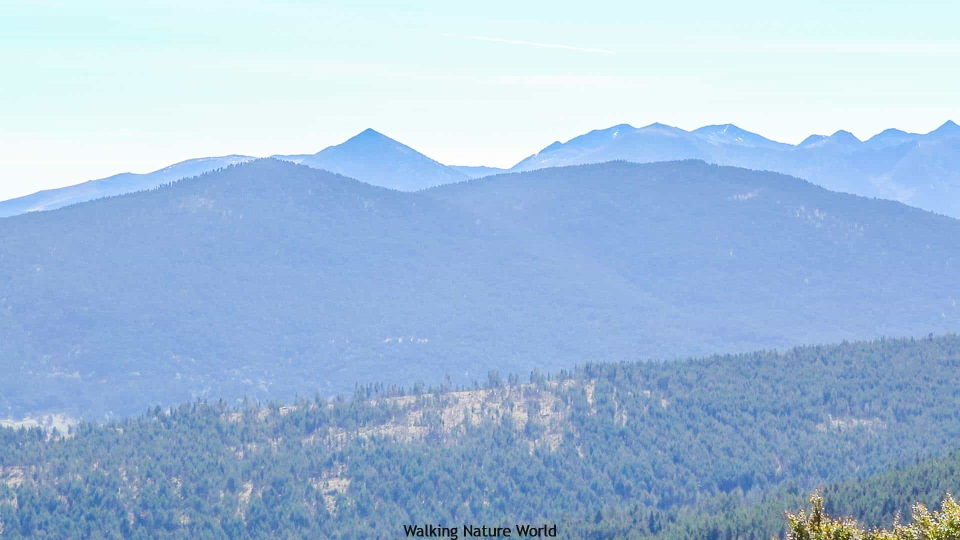 Vue panoramique des montagnes enneigées