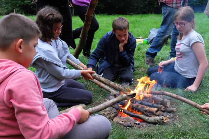 Feu de camp en séjour dans les Pays de la Loire