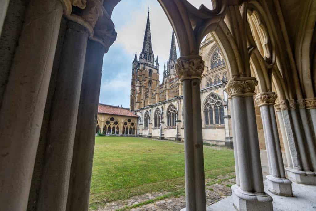 Cloître de la cathédrale Sainte-Marie à Bayonne