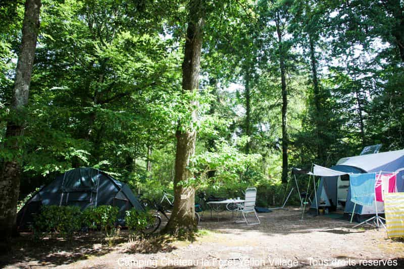 Un emplacement de camping ombragé en Vendée