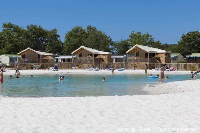 Camping avec piscine sous forme de lagon en Vendée