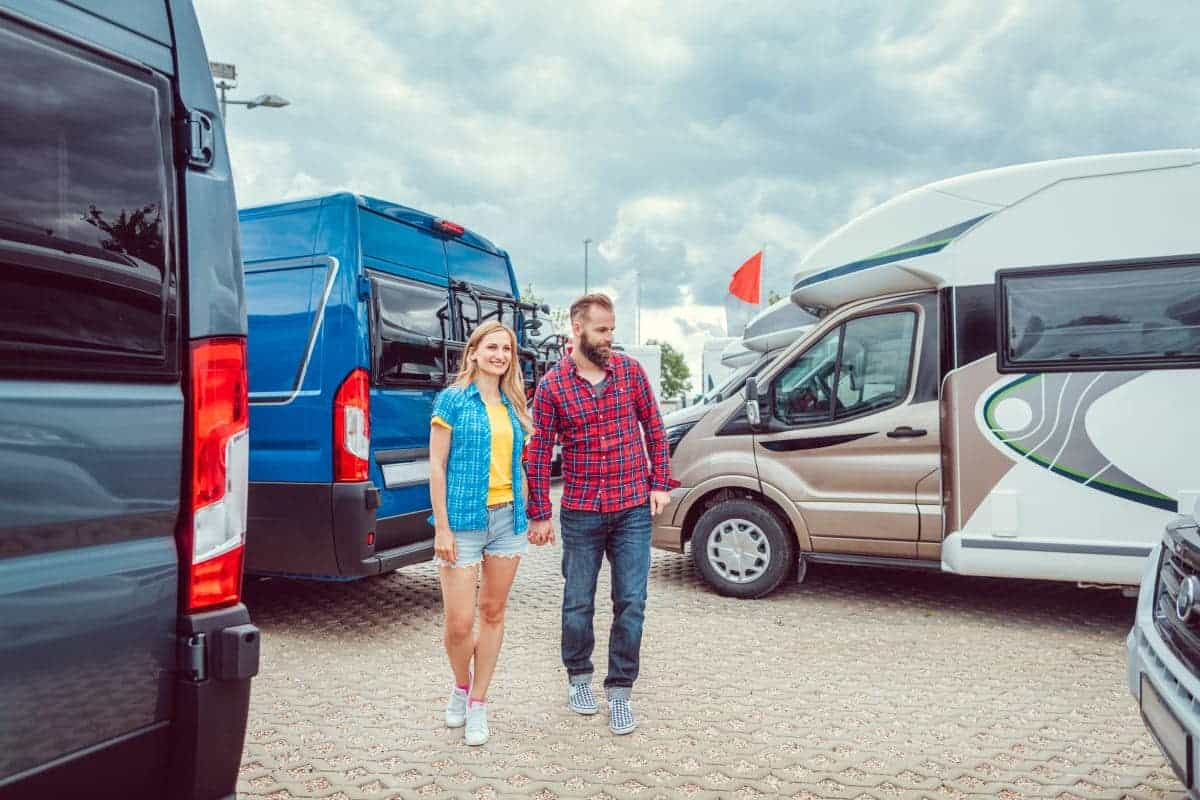 Couple chez un concessionnaire de camping-cars et fourgons aménagés