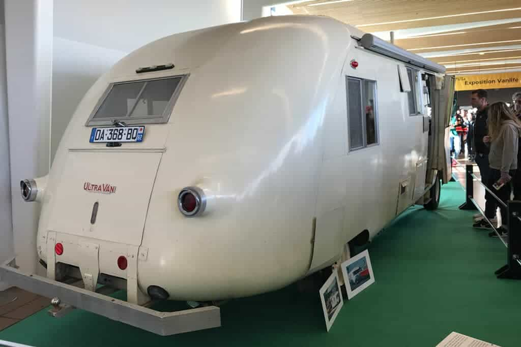 L’Ultravan, un camping-car rétrofuturiste dans une carlingue d’avion