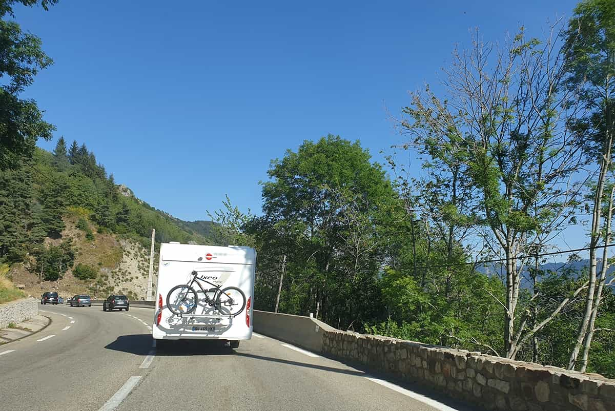 Comment économiser vos freins lors de la conduite en montagne