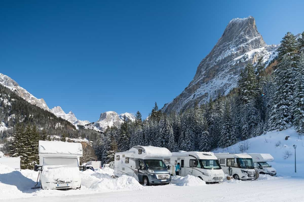 Le camping caravaneige Alpes lodges comprend 40 emplacements de camping-cars l'hiver